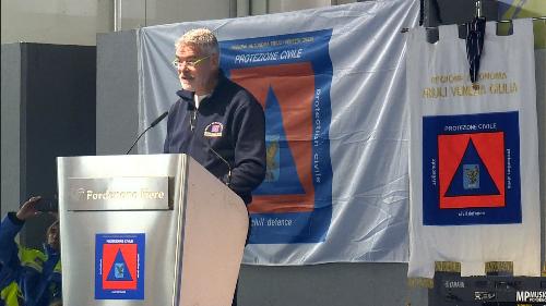 Paolo Panontin (Assessore regionale Autonomie locali e Coordinamento Riforme, Comparto unico, Sistemi informativi, Caccia e Risorse ittiche, delegato Protezione civile) interviene alla Giornata del volontario della Protezione civile - Pordenone 02/12/2017